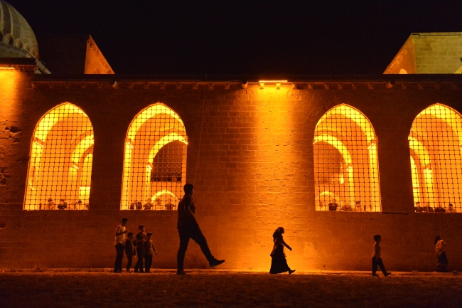 Tarihi medresede açık havada teravih namazı