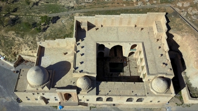 Tarihi medresede açık havada teravih namazı