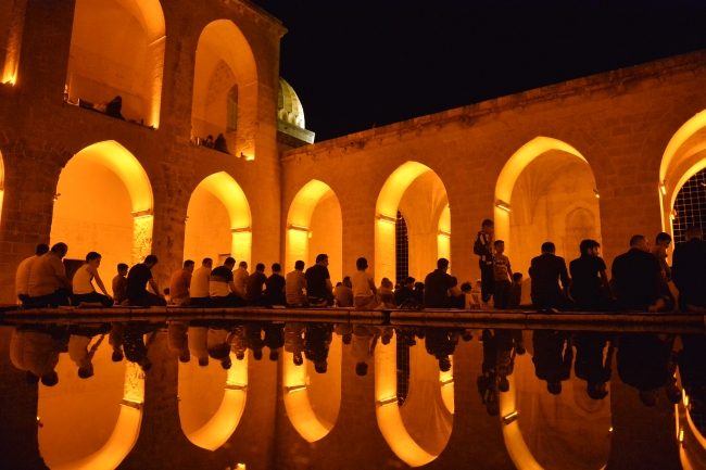 Tarihi medresede açık havada teravih namazı