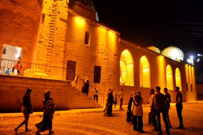 Tarihi medresede açık havada teravih namazı