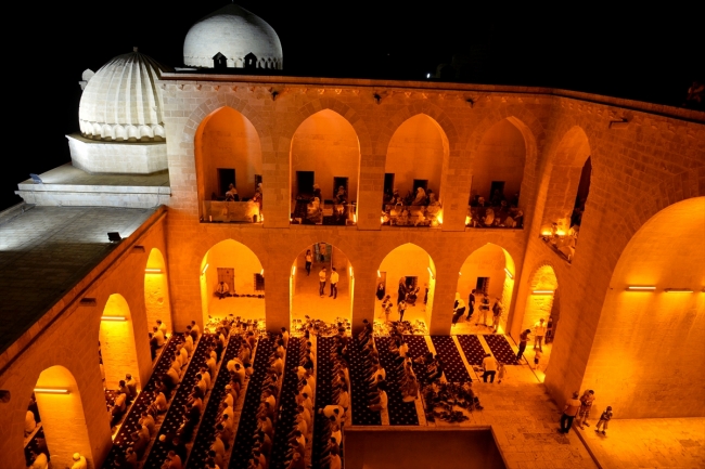 Tarihi medresede açık havada teravih namazı