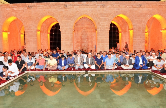 Tarihi medresede açık havada teravih namazı