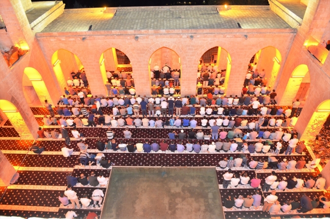 Tarihi medresede açık havada teravih namazı