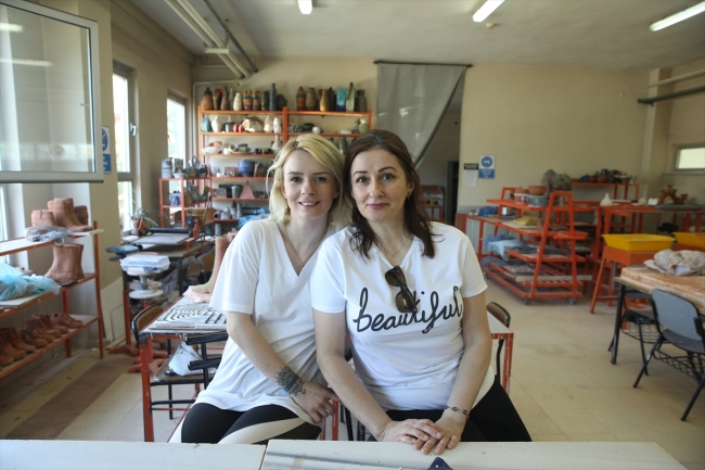 Annesiyle beraber mezun olacak