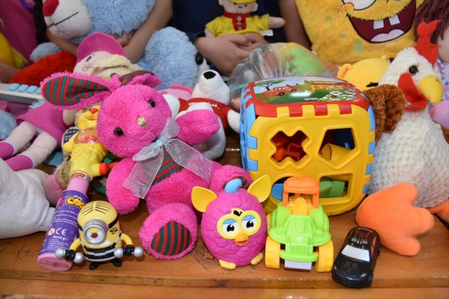 Yaşıtlarının yüzünü güldürmek için oyuncak topluyorlar