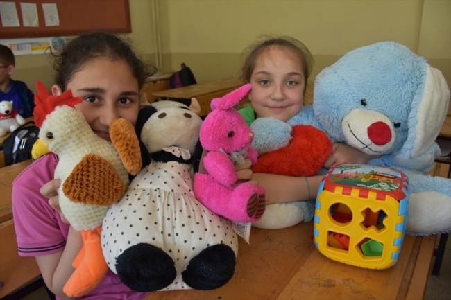 Yaşıtlarının yüzünü güldürmek için oyuncak topluyorlar