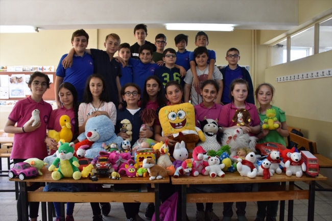 Yaşıtlarının yüzünü güldürmek için oyuncak topluyorlar