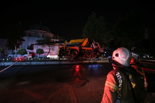 Fatih'te askıda kalan vinç kurtarıldı