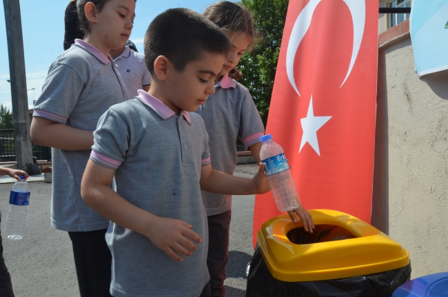 Plastik şişe getirene kitap hediye