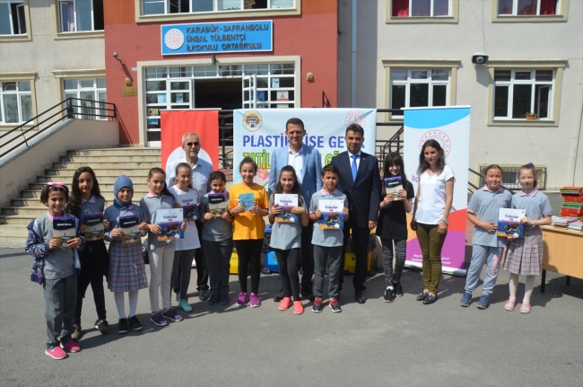 Plastik şişe getirene kitap hediye