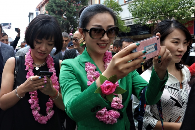 Isparta'da gül suyu ve gül çiçeğiyle fuar korteji