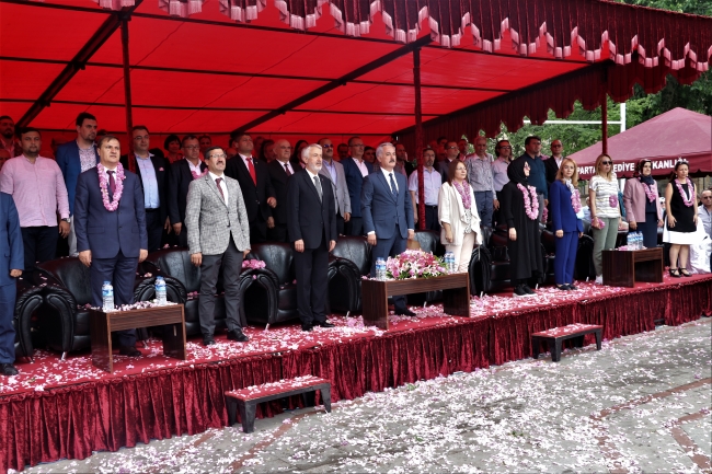 Isparta'da gül suyu ve gül çiçeğiyle fuar korteji