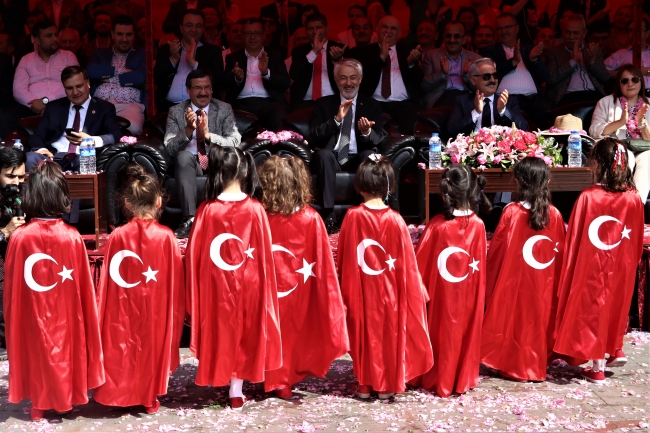 Isparta'da gül suyu ve gül çiçeğiyle fuar korteji