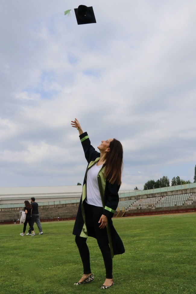 Üniversiteden 51 yaşında dereceyle mezun oldu