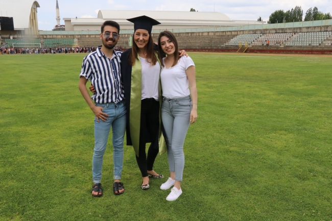 Üniversiteden 51 yaşında dereceyle mezun oldu