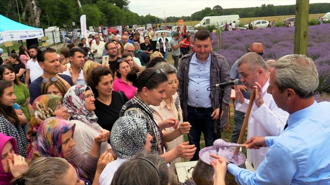 Lavantalı Osmanlı helvasını tatmak için sıraya girdiler