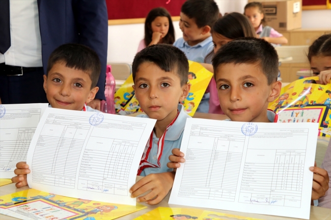 Üçüzlerin ilk karne heyecanı