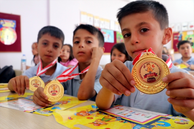 Üçüzlerin ilk karne heyecanı