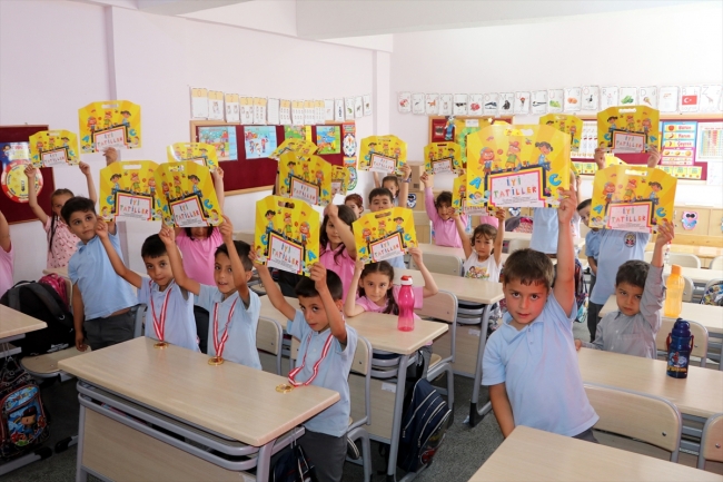 Üçüzlerin ilk karne heyecanı