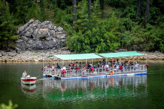 Yüzer platformda eşsiz göl manzarası