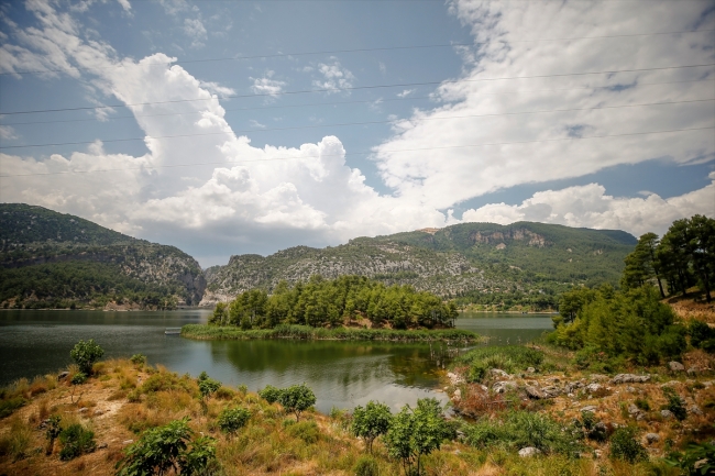 Yüzer platformda eşsiz göl manzarası