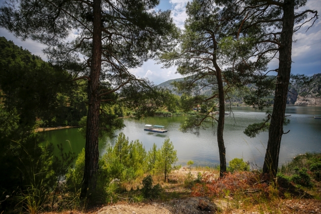 Yüzer platformda eşsiz göl manzarası