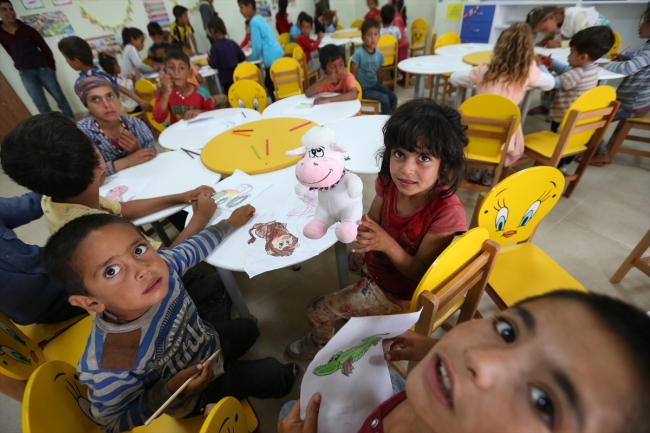 Evlerinden yüzlerce kilometre uzakta çalışan tarım işçileri