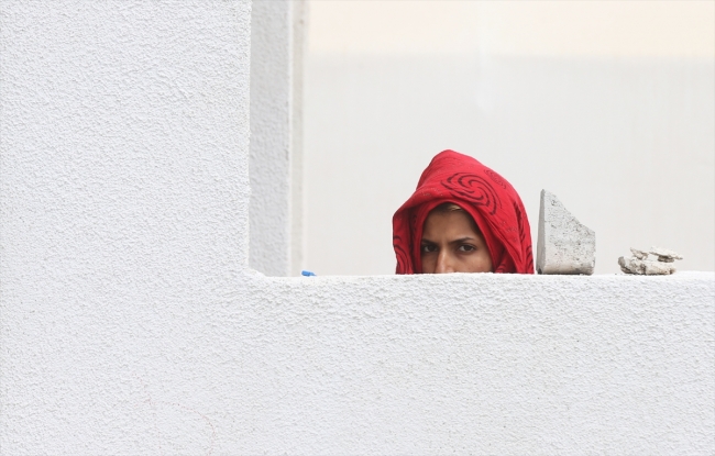 Evlerinden yüzlerce kilometre uzakta çalışan tarım işçileri