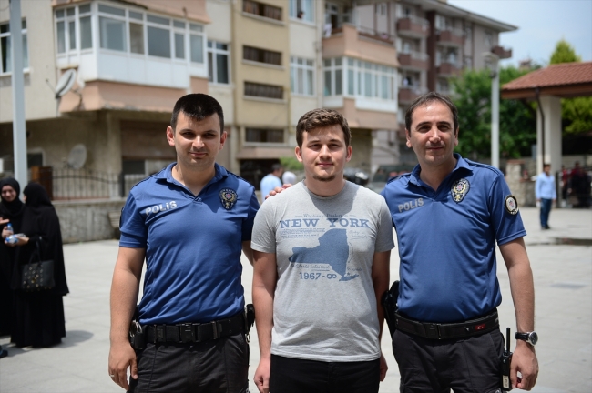 Sakarya'da geç kalan öğrencileri sınava polis ekipleri yetiştirdi