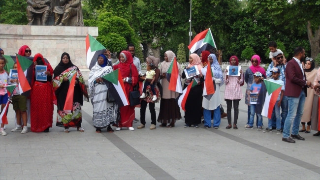 Türkiye'deki Sudanlılar Sudan'daki olayları protesto etti