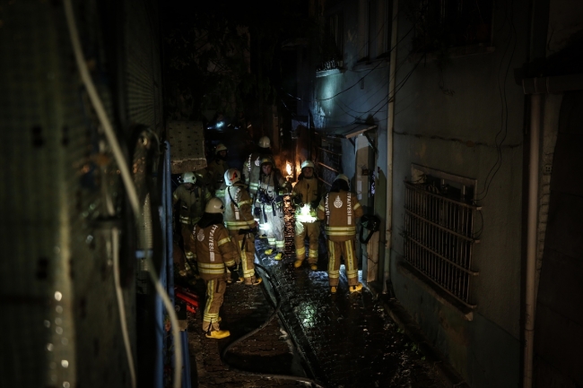 Otomobilde çıkan yangın doğalgaz kutusuna sıçradı