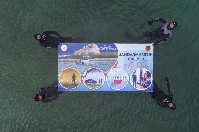 Ay yıldızlı bayrağı Van Gölü'nde dalgalandırdılar