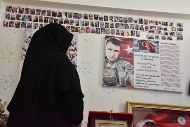 Şehit eşinin hatıralarını evinin odasında yaşatıyor