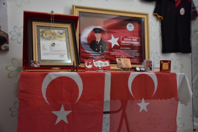 Şehit eşinin hatıralarını evinin odasında yaşatıyor