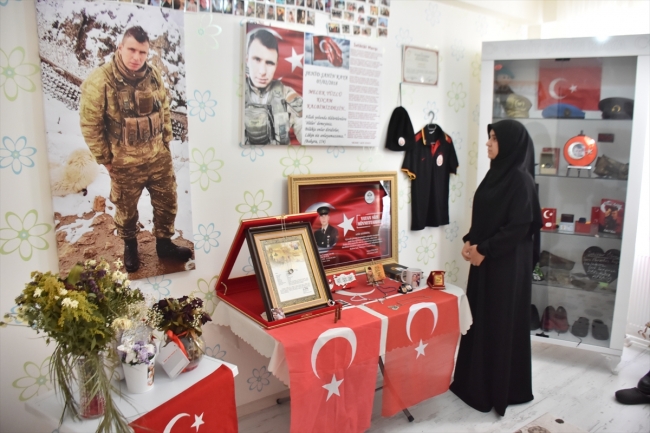 Şehit eşinin hatıralarını evinin odasında yaşatıyor