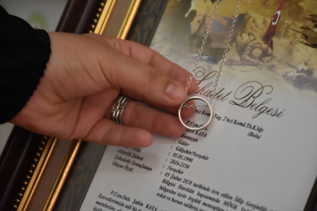 Şehit eşinin hatıralarını evinin odasında yaşatıyor