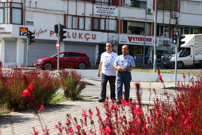 Otizmli oğluna 19 yıldır kol kanat geriyor