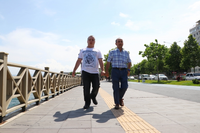 Otizmli oğluna 19 yıldır kol kanat geriyor