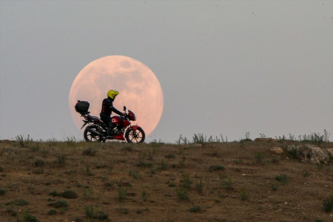 Dolunay ışığında motosiklet sürdüler