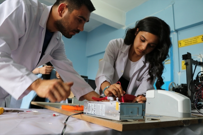 Liselilerden su tasarrufu sağlayan lavabo sistemi