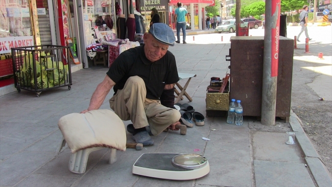 Engelli ayakkabı boyacısı azmiyle örnek oluyor