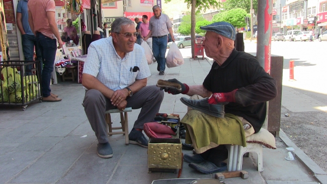 Engelli ayakkabı boyacısı azmiyle örnek oluyor