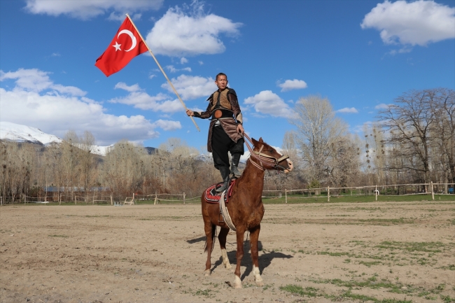 "Ata Yurdu"nda geleneklerini yaşatıyorlar
