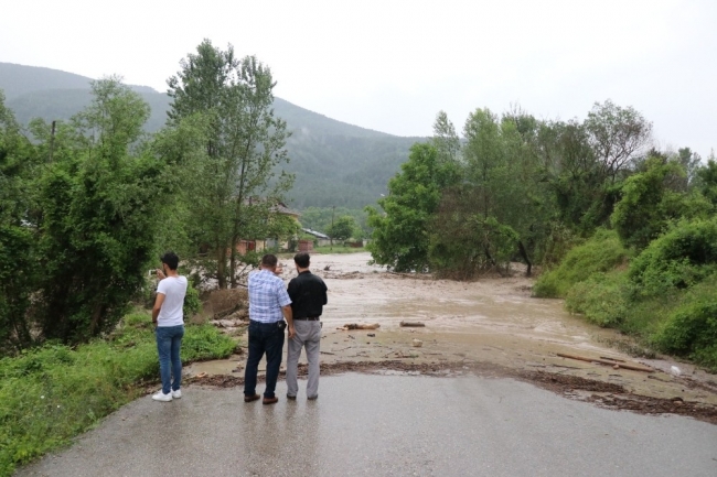 D-100 kara yolu Ankara istikametinde ulaşıma sel engeli