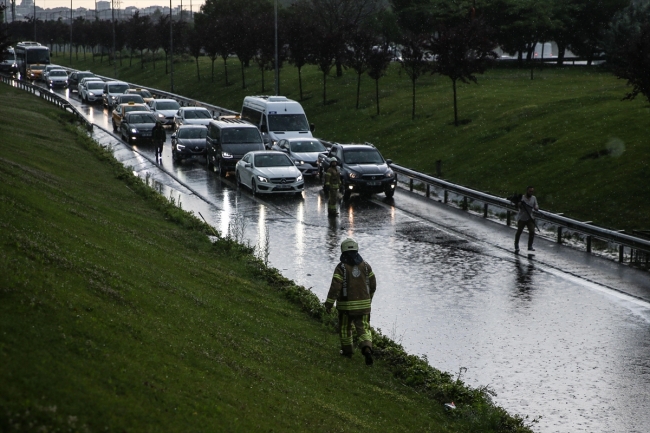 İstanbul'da sağanak hayatı olumsuz etkiledi