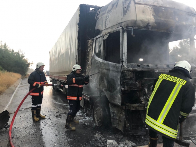 Seyir halindeyken yanan cam yüklü tır kullanılamaz hale geldi