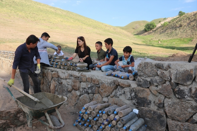 Pet şişelerle okulun bahçe duvarını ördüler
