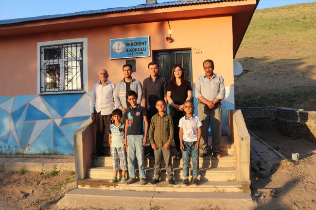 Pet şişelerle okulun bahçe duvarını ördüler