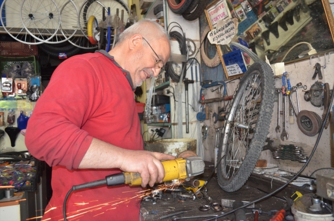 Emekliliğini bisiklet tamir ederek geçiriyor