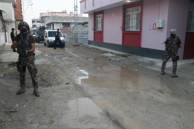 Adana'da zehir tacirlerine şafak baskını